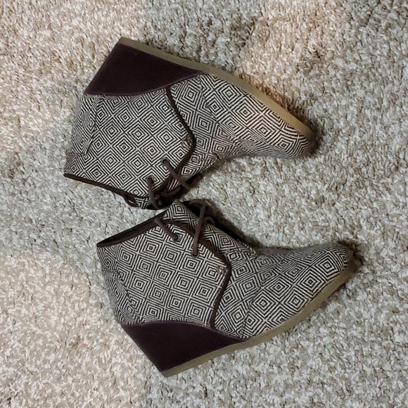 TOMS Brown Wedge Lace Up Bootie - Picture 1 of 8